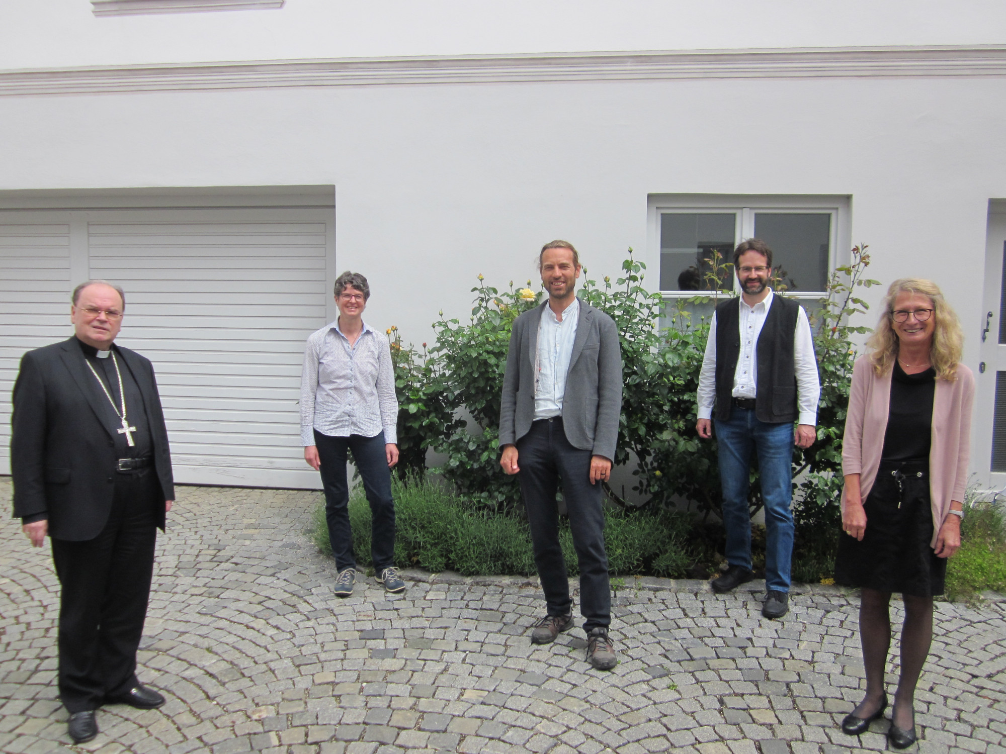 Die TeilnehmerInnen am Gespräch von links nach rechts:
Bischof Bertram Meier, Gudrun Schraml, Stefan Schneid, Christian Zengerle, Gabriele Hartmann